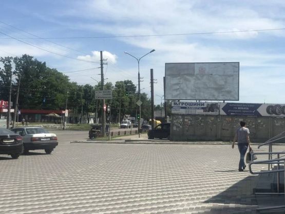 Фото рекламной плоскости по адресу вул. Леваневського (шинний базар)