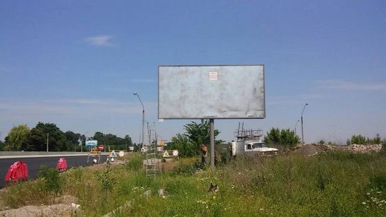 Фото рекламной плоскости по адресу Автодорога Одеса - Київ, сторона А - в сторону м.Одеса (навпроти заправки, за КП)