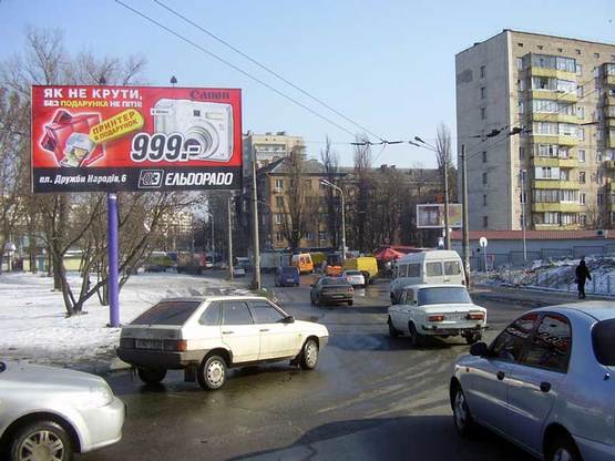 Фото рекламной плоскости по адресу пр.Правды / ул.Вышгородская на разделителе направление в центр