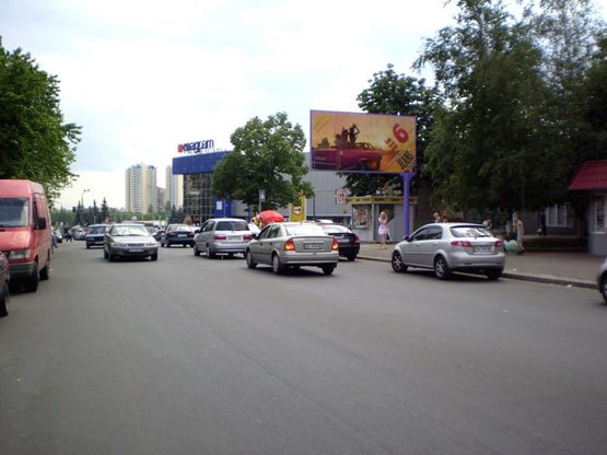 Фото рекламной плоскости по адресу ул.Гната Юры, 16 перед ТЦ "Квадрат"