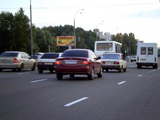 Фото рекламної площини за адресою вул. Глушкова, 9,  Льодовий стадіон, на світлофорі, у напр. Одеської пл.