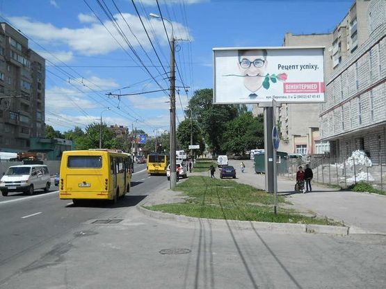 Фото рекламной плоскости по адресу Киевская ул., ("ПриватБанк", ж/к "Набережный квартал", гостинница "Рейкарц Оптима" ) из центра