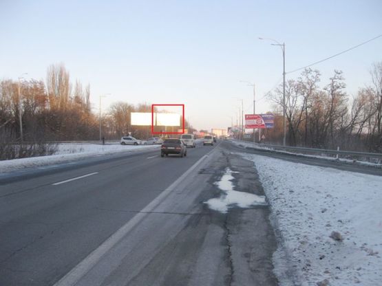 Фото рекламной плоскости по адресу Траса Е40, вул. Київський Шлях, 34км+850м, в'їзд в Бориспіль з м. Київ, на розподільчій полосі.
