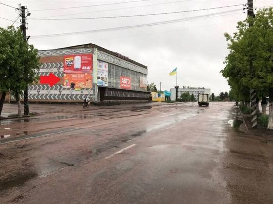 Фото рекламної площини за адресою ул. Ленина,2, центр, универмаг, напротив "Вопак", нижняя