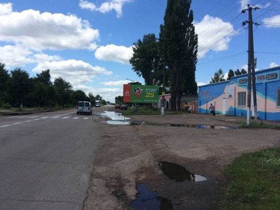 Фото рекламной плоскости по адресу ул. Грушевского, 132, магазин завода лакокрасочных материалов "Янтарь", продмаркет "Завітай", из центра, в напр. выезда на Житомир