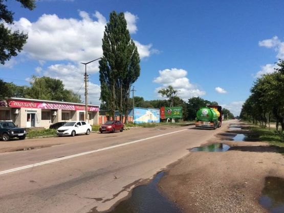 Фото рекламной плоскости по адресу ул. Грушевского, 132, магазин завода лакокрасочных материалов "Янтарь", продмаркет "Завітай", в центр, в напр. от въезда со ст. Житомира