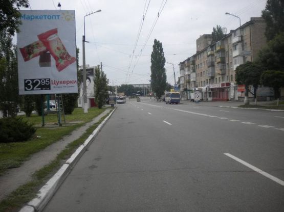 Фото рекламної площини за адресою ул. Халаменюка 7 возле торгового центра «Амстор» (супермаркеты «Амстор» «Comfy» «Марафон»)