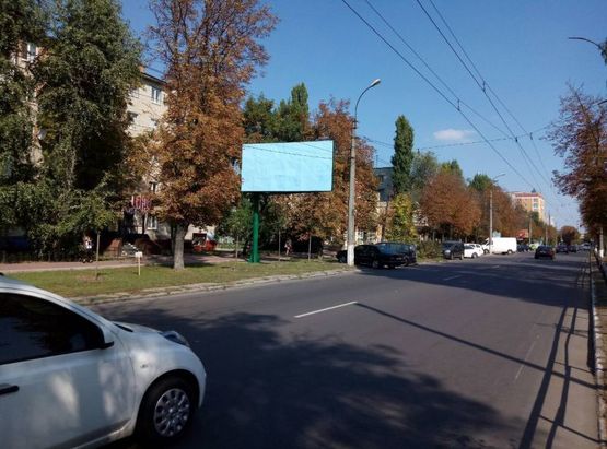 Фото рекламной плоскости по адресу ул. Троицкая (Красина), 67, район супермаркетов «Брусничка», «Маркетопт», направление из центра