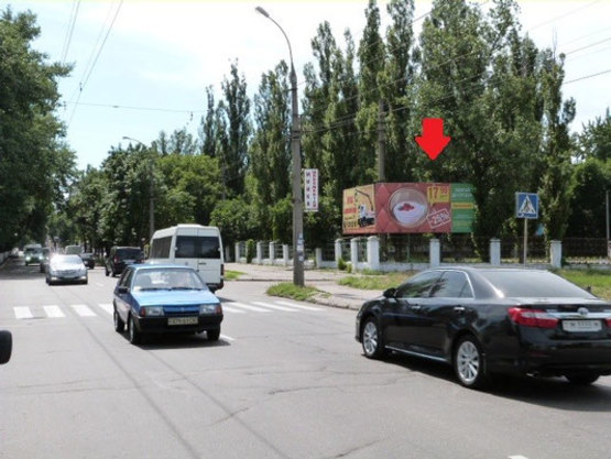 Фото рекламной плоскости по адресу ул. Троицкая (Красина), 103, район Троицкой церкви, перед супермаркетом «Маркетопт»