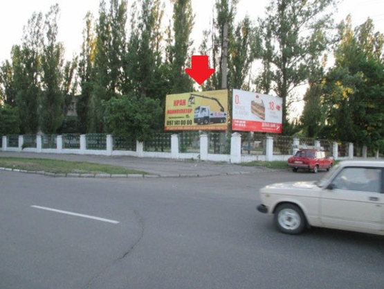 Фото рекламной плоскости по адресу ул. Троицкая (Красина), 103, район Троицкой церкви, перед супермаркетом «Маркетопт»