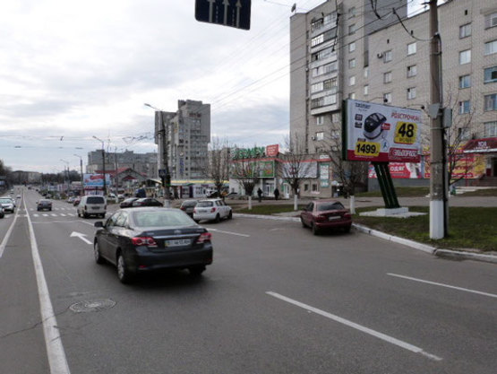 Фото рекламной плоскости по адресу просп. Свободы (ул.60л.Октября), 3,  кварт. 101, возле супермаркетов «Фоксторот», «Comfy» и Троицкого рынка