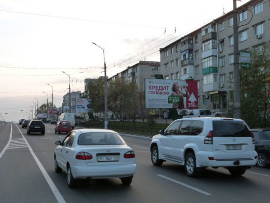 Фото рекламної площини за адресою просп. Свободы (ул. 60-лет. Октября), возле дома № 39/43, перекрёсток с переул. Г.Бреста,  район супермаркета «Мясная лавка» и детской стоматполиклиники