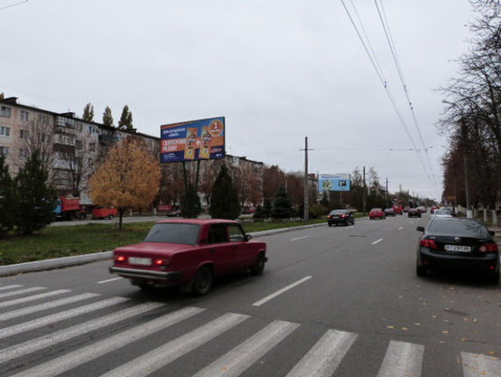 Фото рекламной плоскости по адресу просп. Свободы (ул. 60-лет. Октября), возле дома № 77, возле супермаркета «АТБ», гастронома «Сударь» и Гвардейского рынка, на разделительной полосе, направление в центр