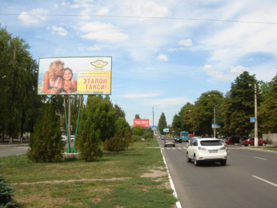 Фото рекламной плоскости по адресу просп. Свободы (ул. 60-лет. Октября), возле дома № 77, возле супермаркета «АТБ», гастронома «Сударь» и Гвардейского рынка, на разделительной полосе, направление из центра