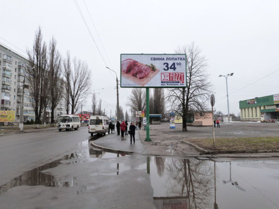 Фото рекламной плоскости по адресу просп. Л.Украинки (просп. 50-лет. Октября), перекрёсток с ул. Керченской, напротив супермаркета «Маркетопт», остановка «Керченская»