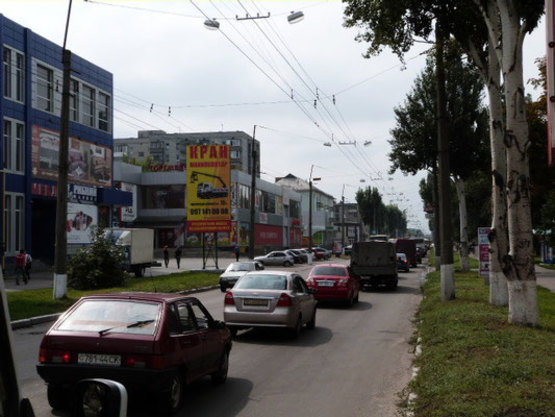 Фото рекламної площини за адресою ул. Первомайская, 44, возле торгового центра «Фоксторот» (супермаркеты «Фоксторот», «Мультиспорт», «Стол&стул»)