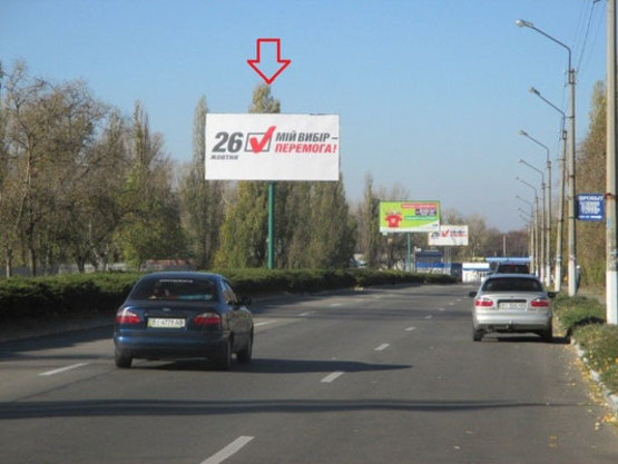 Фото рекламной плоскости по адресу ул. Большая Набережная (ул.50-летия СССР), 17, район магазинов «Оптовичок», на разделительной полосе, направление в центр