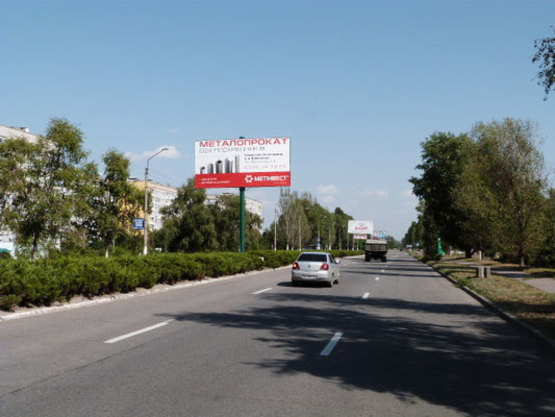 Фото рекламной плоскости по адресу ул. Большая Набережная (ул.50-летия СССР), 17, район магазинов «Оптовичок», на разделительной полосе, направление в сторону авторынка