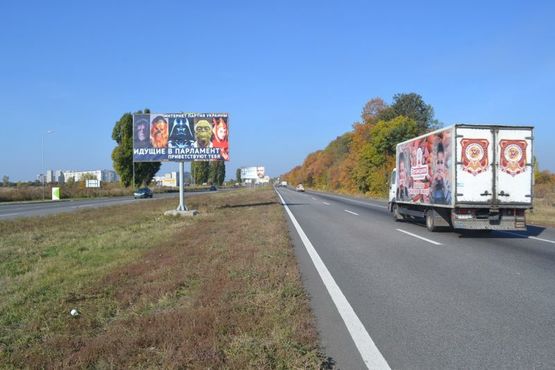 Фото рекламной плоскости по адресу Ростовская трасса-разделитель возле АЗС ОККО 1(въезд в город)