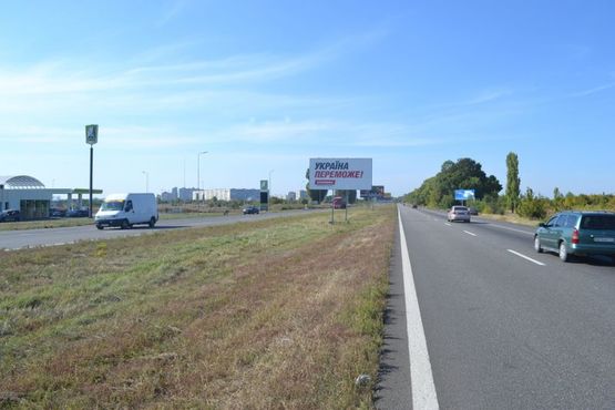 Фото рекламной плоскости по адресу Ростовская трасса-разделитель возле АЗС ОККО 2(въезд в город)