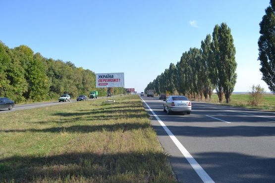 Фото рекламної площини за адресою Ростовская трасса-разделитель возле поворота на Б. Рогань (выезд из города)