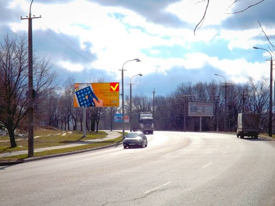 Фото рекламной плоскости по адресу вул. Космічна - вул. Космонавта Комарова/ул. Космическая - ул. Космонавта Комарова, поток движения к Запорожскому Шоссе