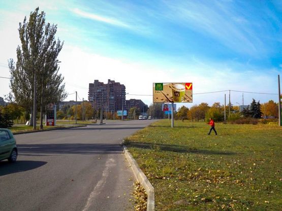 Фото рекламної площини за адресою вул. Наб. Заводська, розподілювач," Льодова арена", з центру/ул. Наб. Заводская, разделитель, Ледовая арена, из центра