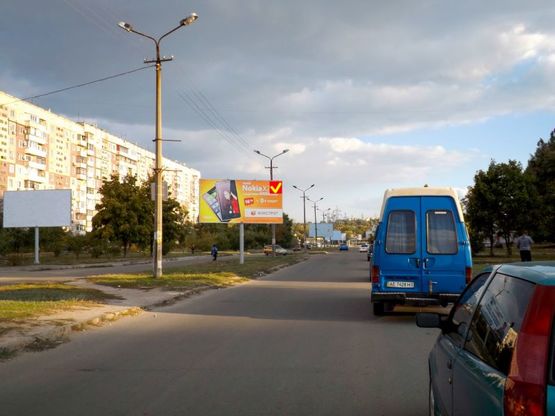 Фото рекламної площини за адресою вул. Юрія Кондратюка, 3, розподілювач магазин "АТБ - маркет"/ул. Коммунаровская, 3, разделитель магазин "АТБ - маркет" McDonald's, станция метро Покровская, рынок