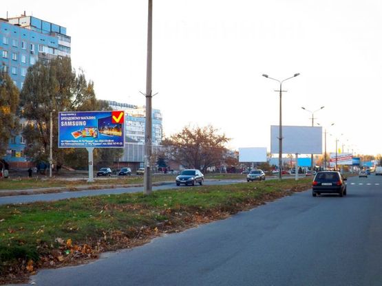 Фото рекламной плоскости по адресу вул. Юрія Кондратюка, 32, автомийка /ул. Коммунаровская, 32, автомойка, McDonald's, станция метро Покровская, рынок