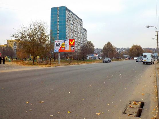 Фото рекламної площини за адресою вул. Метробудівська, 5, магазин "АТБ - маркет" /ул. Метростроевская, 5, пляж на Парусе, стоянка маршрутных такси, супермаркет АТБ, супермаркет Сильпо, Приватбанк, Автобанька, АЗС Юкон-сервис, рынок