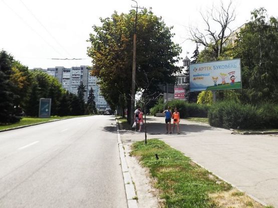 Фото рекламної площини за адресою пр.Гагаріна,104/пр.Гагарина, 104 перед перекрестком с Зап.шоссе, МакДональдс, ТЦ Дафи