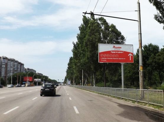 Фото рекламной плоскости по адресу Запорізьке шосе–вул.Панікахи (за «Метро»)/Запорожское шоссе - ул.Паникахи (за «Метро») автосалон Мерседес, ТЦ Метро, ТЦ Эпицентр