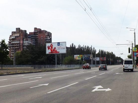 Фото рекламной плоскости по адресу вул.Наб.Заводська - вул.Панаса Мирного/ул.Наб.Заводская - ул.Панаса Мирного, жм Красный Камень, рядом Макдональдс, перекресток, светофор