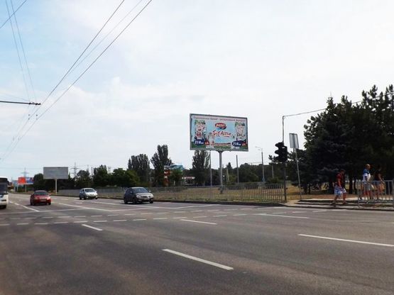 Фото рекламной плоскости по адресу вул.Наб.Заводська - вул.Панаса Мирного/ул.Наб.Заводская - ул.Панаса Мирного, жм Красный Камень, перекресток, светофор