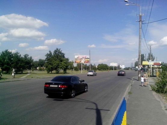 Фото рекламної площини за адресою вул.Наб.Заводська (р-н парка Леніна)/ул.Наб.Заводская (р-н парка Ленина), жм Красный Камень, светофор, Ледовая арена, поток движения к Кайдакскому мосту