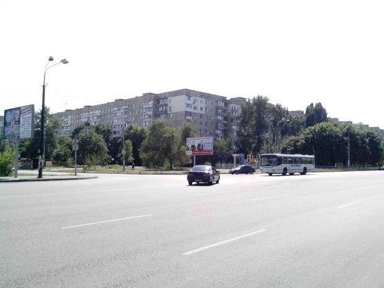 Фото рекламної площини за адресою вул.Наб.Заводска - вул.Метробудівська/ул.Наб.Заводская - ул.Метростроевская, перекресток, рядом рынок, Макдональдс, магазины