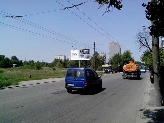 Фото рекламной плоскости по адресу пр.Мануйловский, 11/пр. Воронцова, 11, поток движения к Амурскому мосту