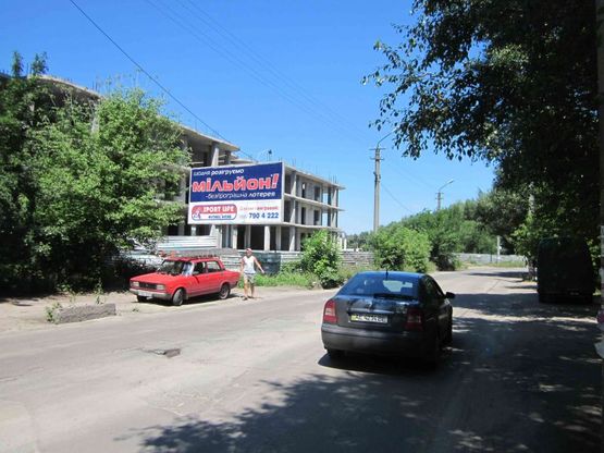 Фото рекламної площини за адресою пров.Парусний, 6/пер.Парусный, 6, жм Парус, тупик маршруток, сосредоточение торговых точек