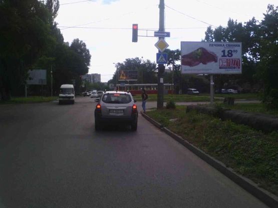 Фото рекламной плоскости по адресу вул.Ю.Савченка, 26/ул.Ю.Савченко, 26, светофор, перекресток, большой поток транспорта