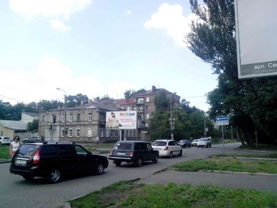 Фото рекламной плоскости по адресу вул.Ю.Савченка, 26/ул.Ю.Савченко, 26, светофор, перекресток, большой поток транспорта