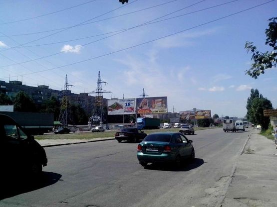 Фото рекламной плоскости по адресу Донецьке шосе - вул.Березинська (перед поворотом на ТЦ "Караван")/Донецкое шоссе - ул.Березинская (перед поворотом на ТЦ"Караван") поток движения в центр, правая сторона