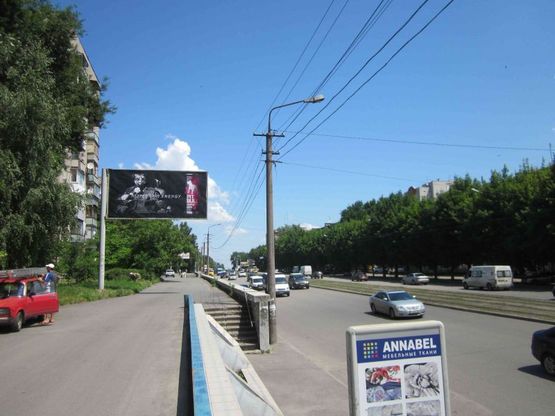 Фото рекламної площини за адресою пр.Б.Хмельницького, 6/ул.Героев Сталинграда, 6, трансопортная магистраль, большой поток, сепермаркеты, магазины
