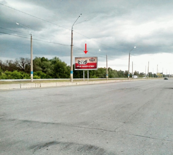 Фото рекламной плоскости по адресу Лівобережний мостовий перехід, в бік Лівого берега, розподілювач, з центру/Левобережный мостовой переход, в сторону Левого берега, на разделителе, из центра