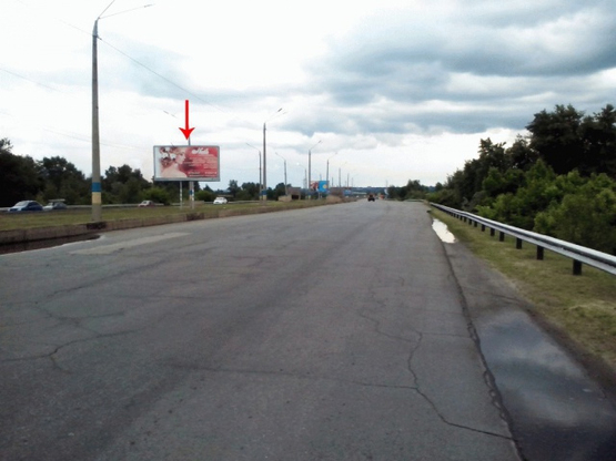 Фото рекламной плоскости по адресу Лівобережний мостовий перехід, в бік Правого берега, розподілювач, в центр/Левобережный мостовой переход, в сторону Правого берега, на разделителе, в центр