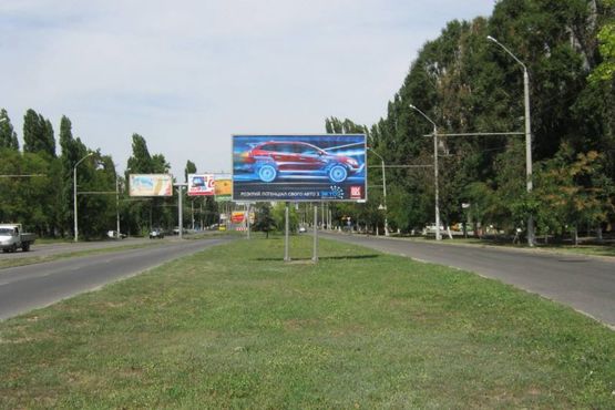 Фото рекламної площини за адресою просп. Маршала Жукова (напротив дома 91) на разделителе