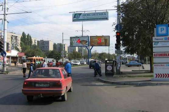 Фото рекламної площини за адресою пр-т Ак.Глушко -кинотеатр "Золотой Дюк" Чебурашка (на пл. Деревянко)