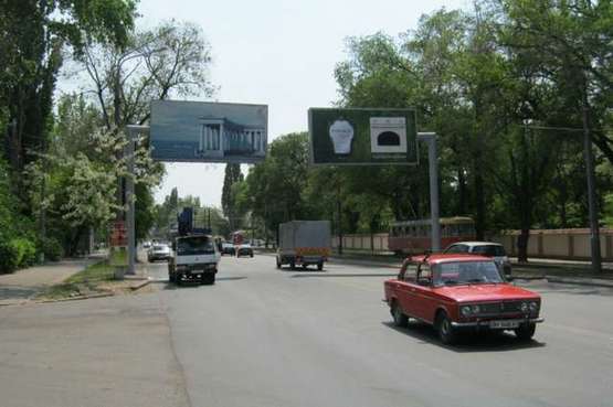 Фото рекламної площини за адресою Люстдорфская дорога, 11 / пер. Ипподромный (напротив) (из города правый)