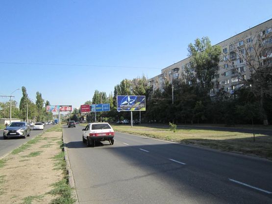 Фото рекламної площини за адресою просп. Маршала Жукова (напротив дома 91) на разделителе