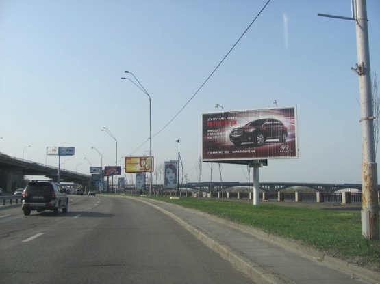 Фото рекламной плоскости по адресу Набережное шоссе, эл. опора 27 (600 до ст. м. Днепр, в направлении ул. Набережно-Крещатицкой), призма