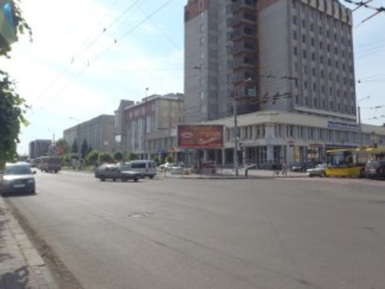 Фото рекламной плоскости по адресу Незалежності-Бандери                                           освітлення